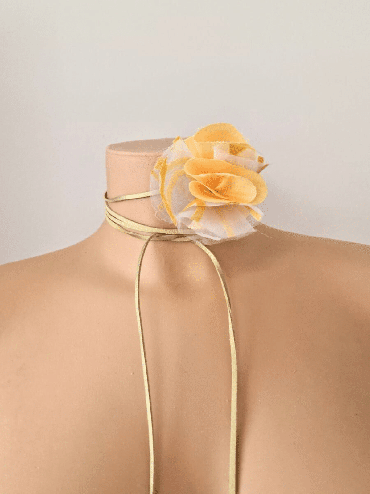 CHOKER CON FIORE IXIA